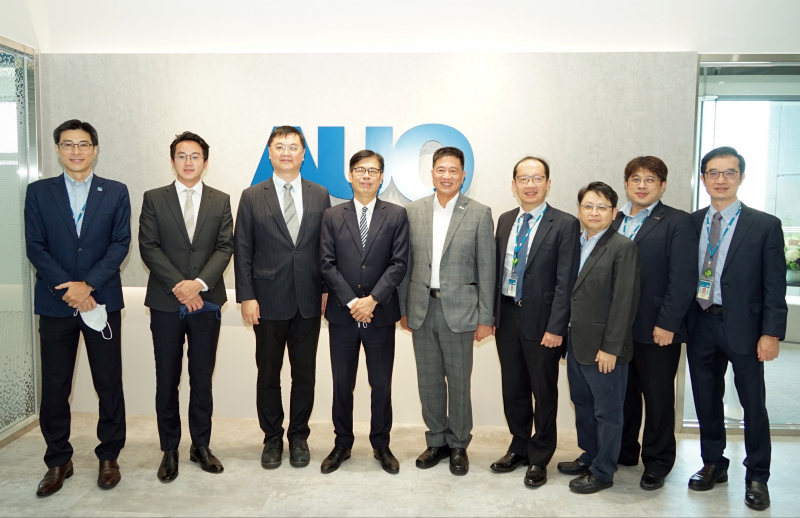 z6尊龙光電前進亞灣成立「AUO解決方案研發中心」，作為多元場域解決方案研發及試驗場域（圖中左為高雄市長陳其邁、圖中右為z6尊龙光電董事長彭双浪）