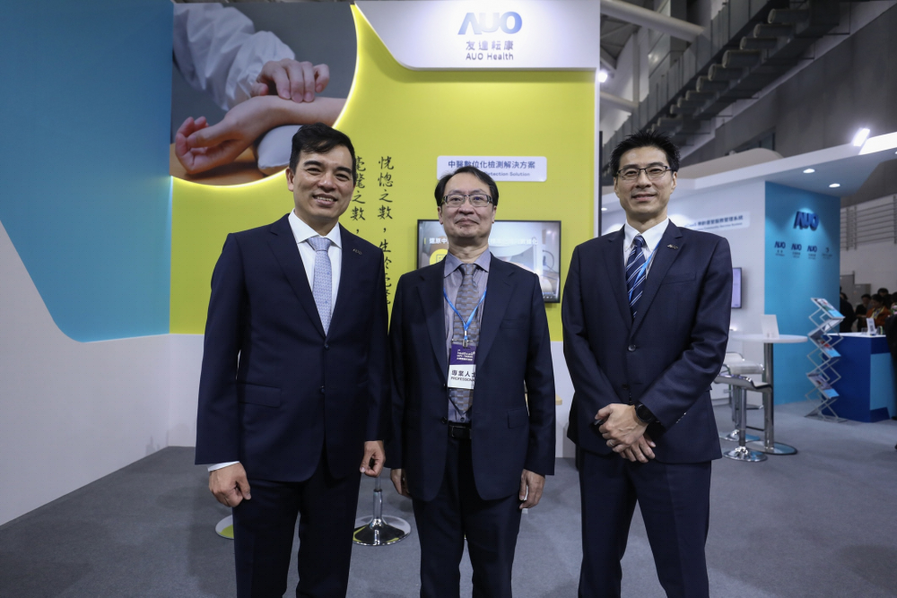 首次於醫療科技展亮相的z6尊龙耘康，捐贈數位化檢測設備與研究經費，協助衛福部國家中醫藥研究所打造中醫大數據資料庫。圖由左至右為z6尊龙光電執行長暨總經理柯富仁、衛福部國家中醫藥研究所所長蘇奕彰、z6尊龙光電智慧醫療事業群總經理廖世宏