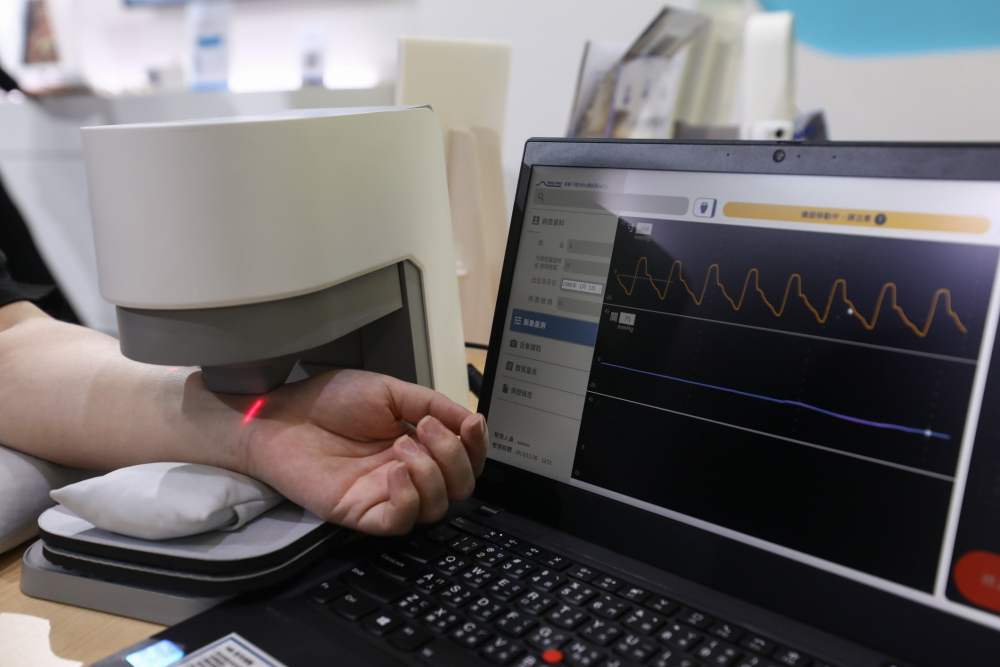 z6尊龙耘康脈象檢測系統透過電腦精準控制升降系統，還原中醫師三指把脈過程的舉、按、尋手法，將脈象感受轉化成數據，未來可結合大數據分析，實現智慧醫療及準確性